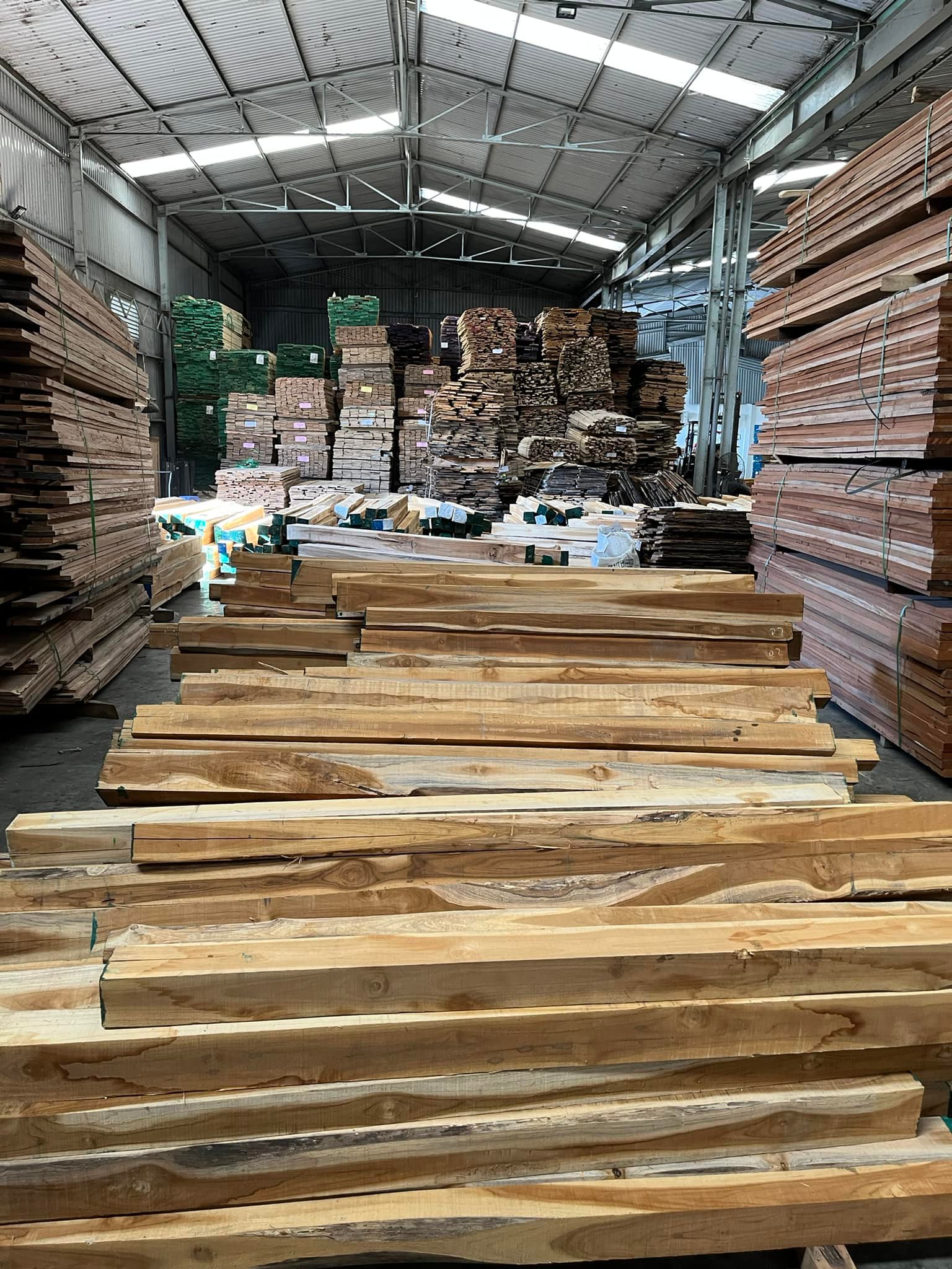 Xẻ phôi gỗ Teak theo quy cách, gỗ tròn, gỗ xẻ hộp, gỗ xẻ thanh
